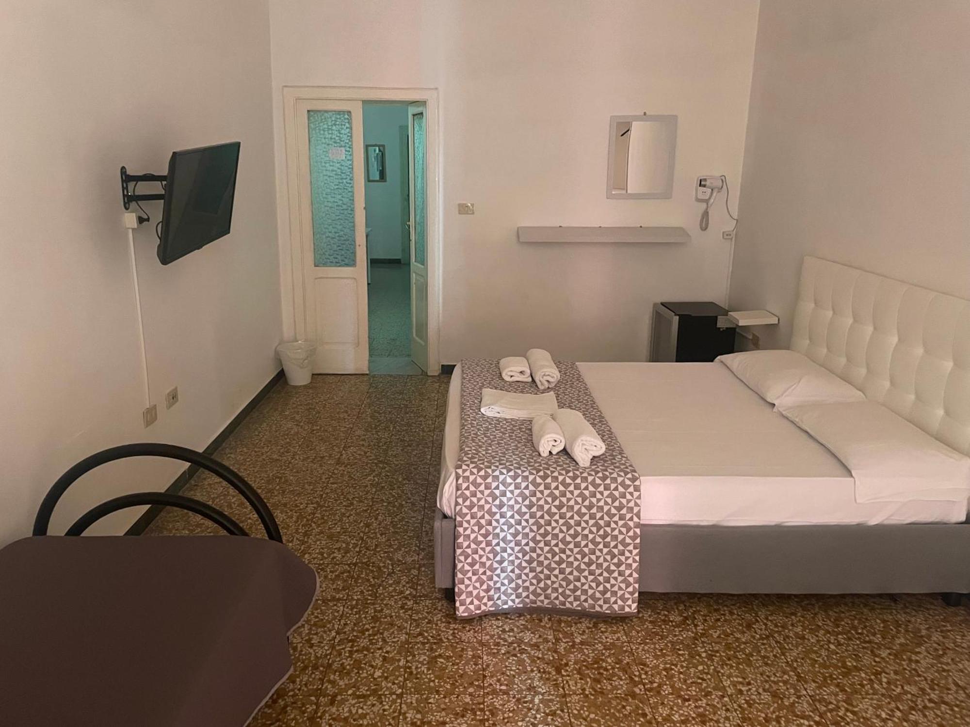 נאפולי Dama Hostelbb מראה חיצוני תמונה